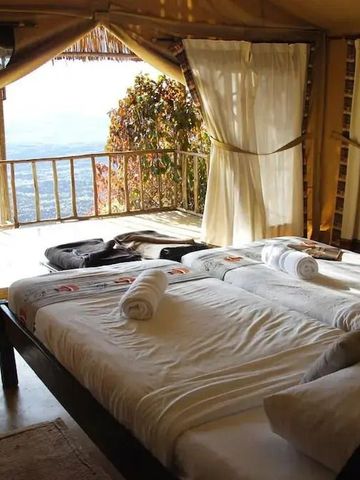 Zimmer mit Doppelbetten und offenem Blick auf die Landschaft