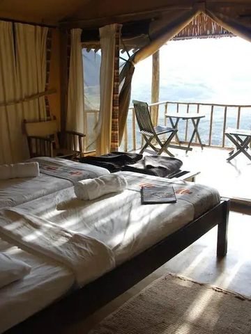 Helles Schlafzimmer mit Aussicht auf eine weitläufige Landschaft