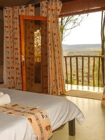 Zimmer mit Balkon und weitem Talblick durch die Fenster