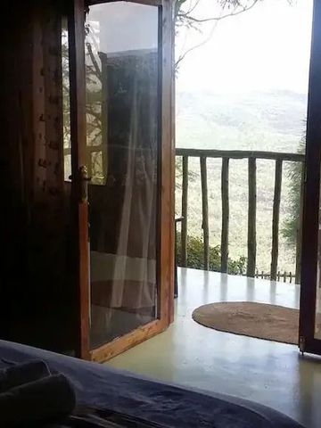 Zimmer mit offener Balkontür und Blick auf die Landschaft