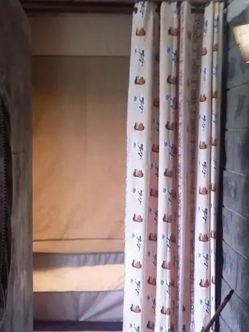 Gemütlicher Bereich mit Vorhang und Wandbeleuchtung