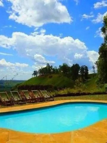 Kleiner Außenpool mit Liegestühlen und Blick auf die hügelige Landschaft