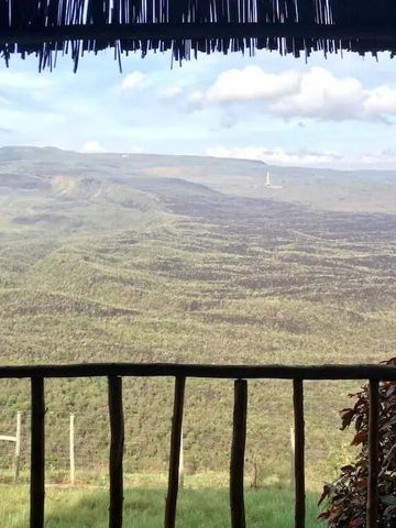 Panoramablick auf weitläufige Hügel von einer Terrasse aus