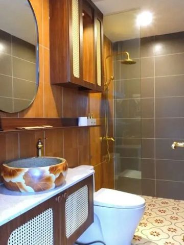 Elegantes Badezimmer mit moderner Dusche und stilvollem Waschbecken