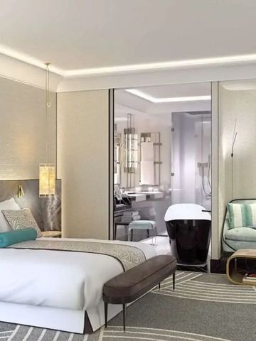 Luxuriöses Schlafzimmer mit Badewanne und moderner Sitzecke