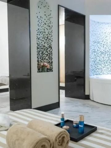 Luxuriöser Wellnessbereich mit Badewanne und eleganter Einrichtung