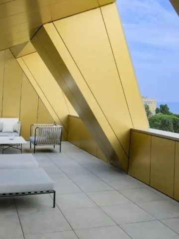 Terrasse mit stilvollen Liegen und Blick auf die Landschaft