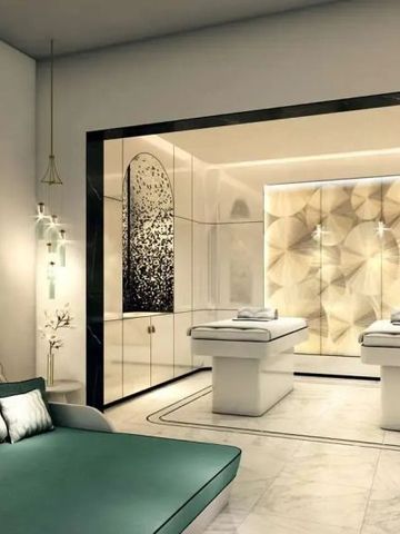 Luxuriöser Spa-Bereich im Hotel mit Massagebänken und eleganten Details