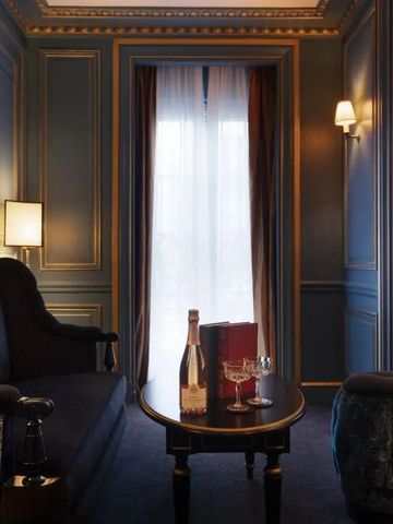 Stilvolle Sitzecke mit Champagnerflasche und gedecktem Tisch