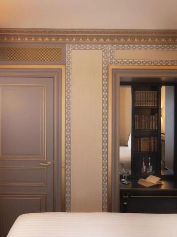 Harmonische Zimmerdekoration mit Bücherregal und gepolsterten Wänden