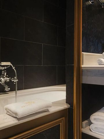 Luxuriöses Badezimmer mit eleganter Badewanne und flauschigen Handtüchern