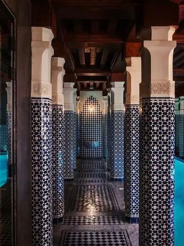 Orientalisch anmutendes Spa mit Mosaiksäulen und Pool