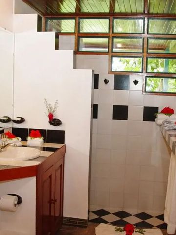 Badezimmer mit großem Spiegel und schwarz-weißen Fliesenakzenten