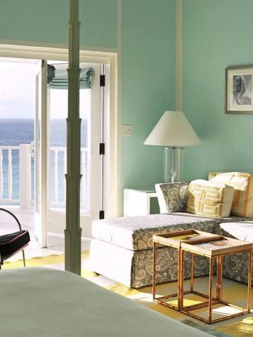 Wohnbereich mit Blick auf das Meer im Malliouhana Resort