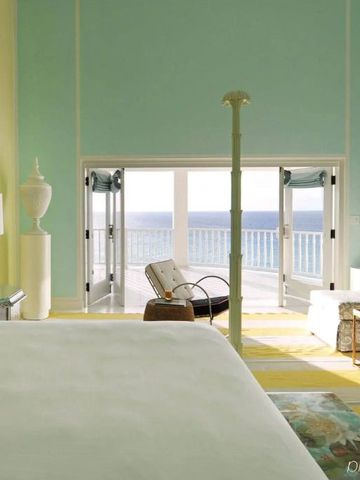 Großes Schlafzimmer mit Terrasse und Meerblick