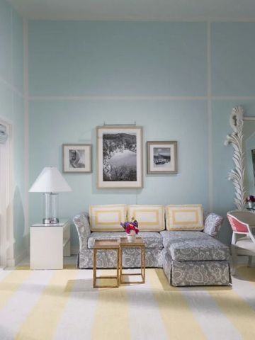 Elegante Suite mit pastellfarbenen Wänden und moderner Einrichtung