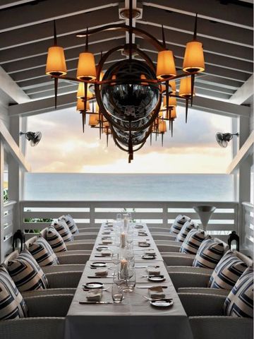 Exklusiver Essbereich mit Panoramablick auf das Meer