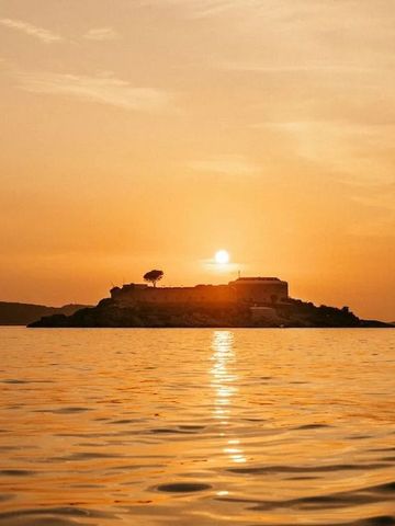 Sonnenuntergang über Mamula Island mit malerischer Aussicht