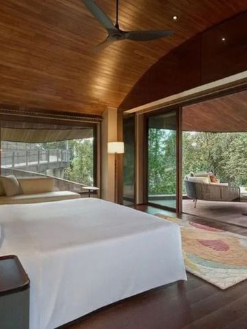 Geräumiges Schlafzimmer mit Holzdecke und Terrasse