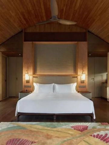 Luxuriöses Schlafzimmer mit Holzakzenten und Kunstteppich