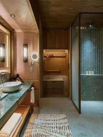 Luxuriöses Badezimmer mit zwei Waschbecken und modernen Armaturen