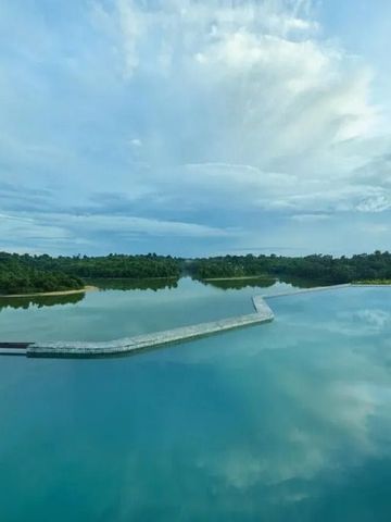 Infinity Pool mit Blick auf üppige grüne Landschaft und Himmel