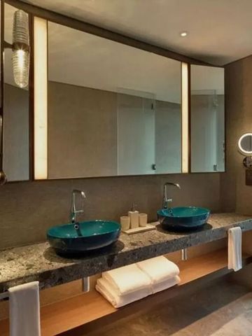 Modernes Badezimmer mit doppeltem Waschbecken und eleganter Beleuchtung