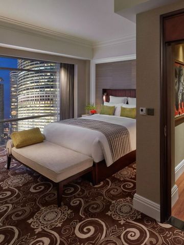 Stilvoll eingerichtetes Schlafzimmer mit Panoramafenstern und luxuriösem Interieur