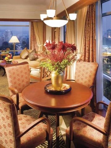 Geräumige Suite mit eleganter Einrichtung und großem Panoramafenster