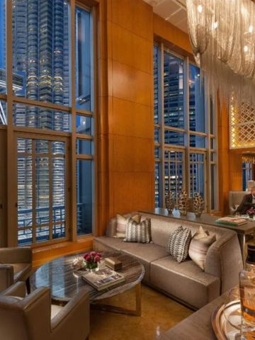 Luxuriöse Lounge mit Blick auf die Petronas Twin Towers in Kuala Lumpur
