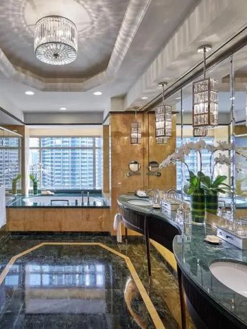 Elegantes Badezimmer mit Marmor und Stadtblick im Mandarin Oriental Kuala Lumpur