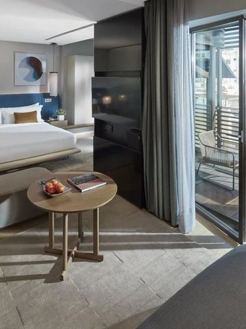 Geräumiges Zimmer mit Doppelbett und Balkonblick auf Barcelona.