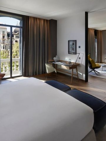 Hotelzimmer mit funktionellem Arbeitsbereich und großzügigem Blick.