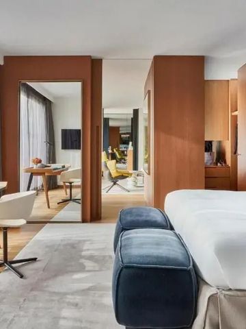 Elegantes Hotelzimmer mit Doppelbett und moderner Einrichtung