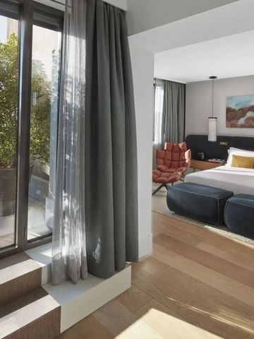 Lichtdurchflutetes Zimmer mit Terrasse und moderner Einrichtung