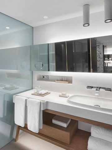 Modernes Badezimmer mit klaren Linien und Glasdetails