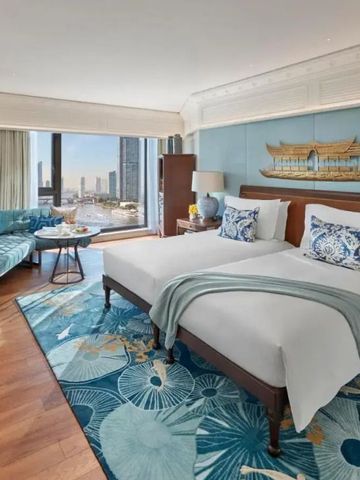 Zimmer mit zwei Einzelbetten und Panorama-Fenster mit Stadtblick in Bangkok