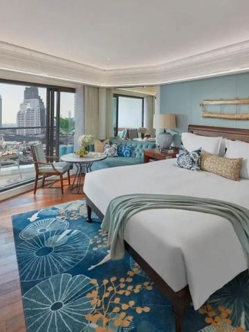 Geräumiges Zimmer mit Balkon und Stadtblick in einem Hotel in Bangkok