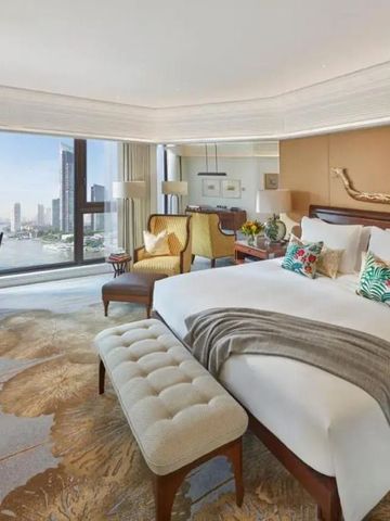 Helles Zimmer mit Kingsize-Bett und Flussblick im Hotel Mandarin Oriental Bangkok
