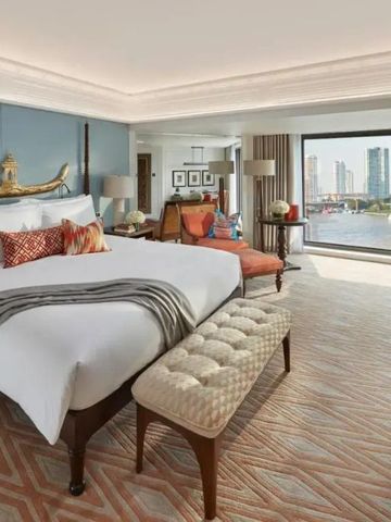 Exklusives Hotelzimmer mit Flussblick und eleganter Einrichtung in Bangkok