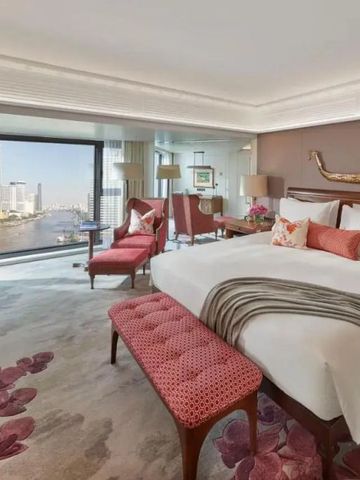 Geräumiges Hotelzimmer mit Flussblick und eleganter Einrichtung