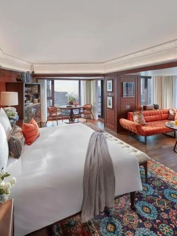 Helles Hotelzimmer mit Holzelementen und Stadtblick