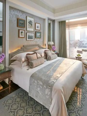 Elegantes Hotelzimmer mit Stadtblick und floralen Akzenten