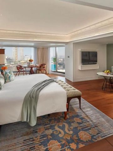 Großzügiges Hotelzimmer mit modernem Design und Balkon