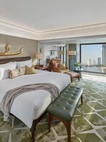 Helles Zimmer mit eleganter Einrichtung und Skyline-Blick