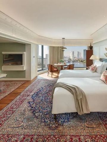 Luxuriöses Zimmer mit zwei Betten und Blick auf Bangkok