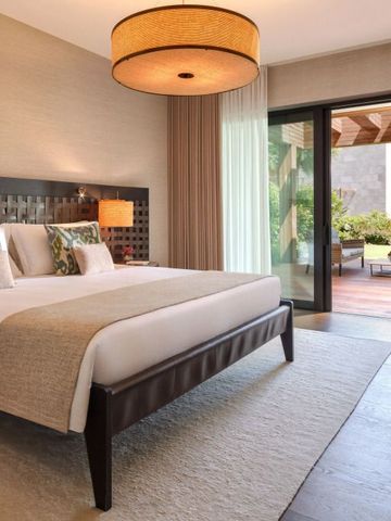 Elegantes Schlafzimmer mit Zugang zur Terrasse