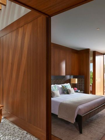 Holzgetäfelte Hotelvilla mit offenem Schlafzimmer und privater Terrasse