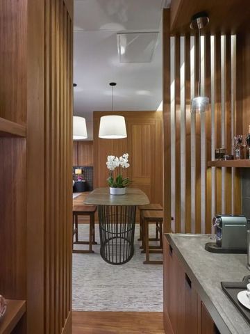 Elegante Kochnische und Essbereich mit Holzelementen im Mandarin Oriental Bodrum