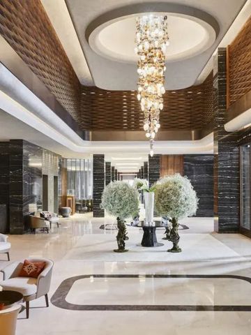 Luxuriöse Hotel-Lobby mit eleganten Kronleuchtern und stilvollem Interieur.